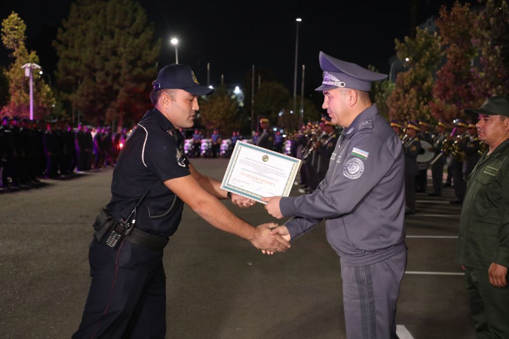 Начальник ГУВД города Ташкента наградил группу самоотверженных сотрудников 