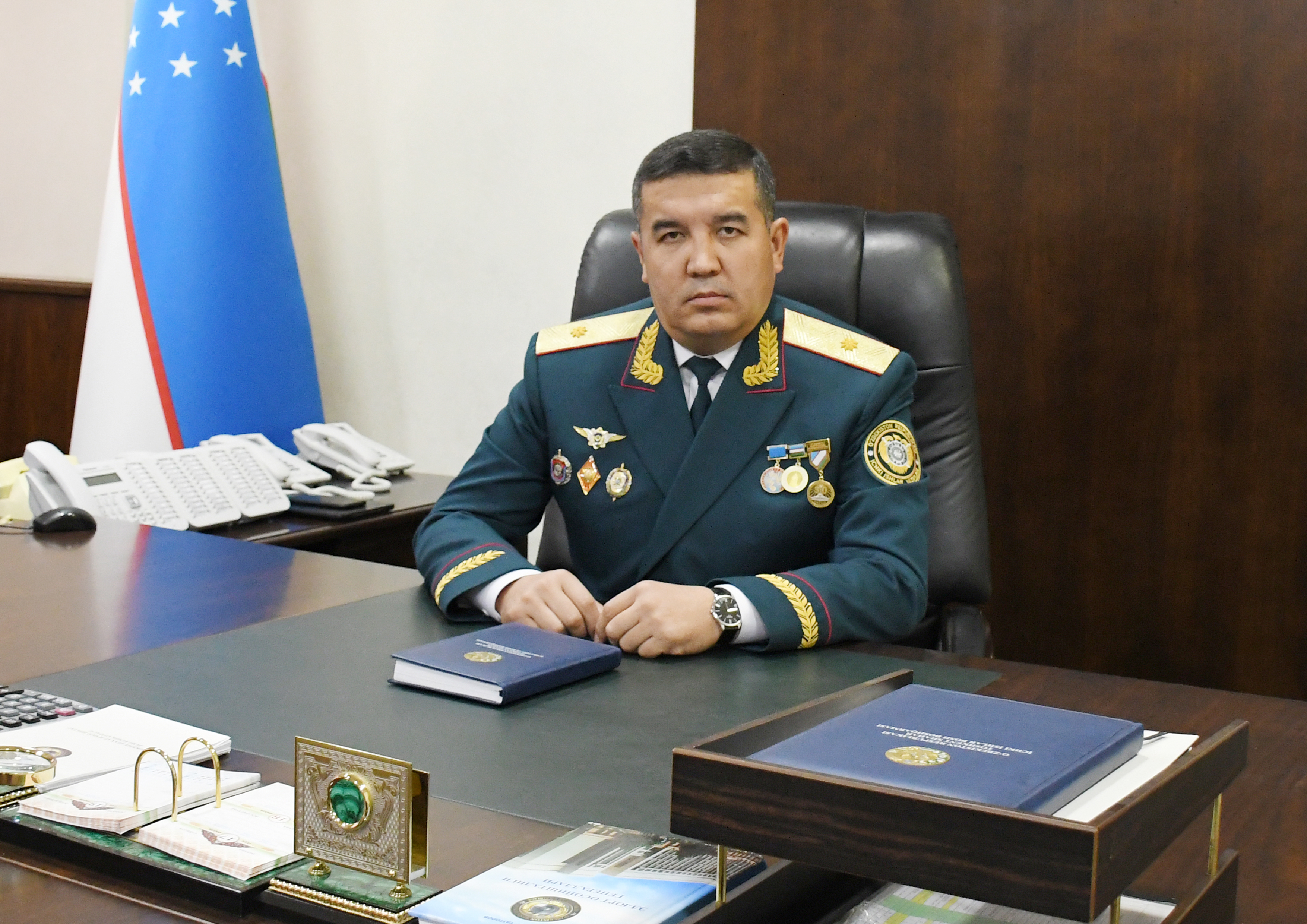 Поздравление начальника Главного управления внутренних дел города Ташкента генерал-майора ...