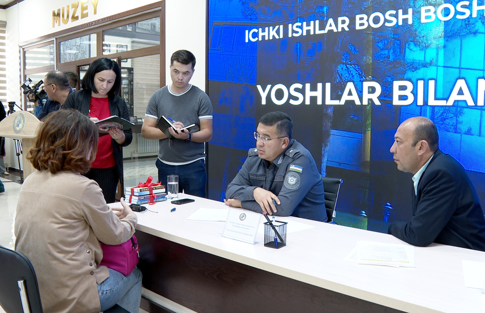 Начальник ГУВД города Ташкента изучал вопросы и предложения юношей и девушек, проживающих ...