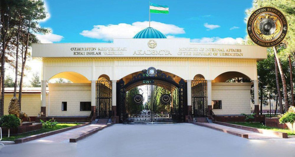 Sariq Aleksis Texas va qoramagiz Kristina Rouz ochiq havoda bir-biridan ajralib turishadi