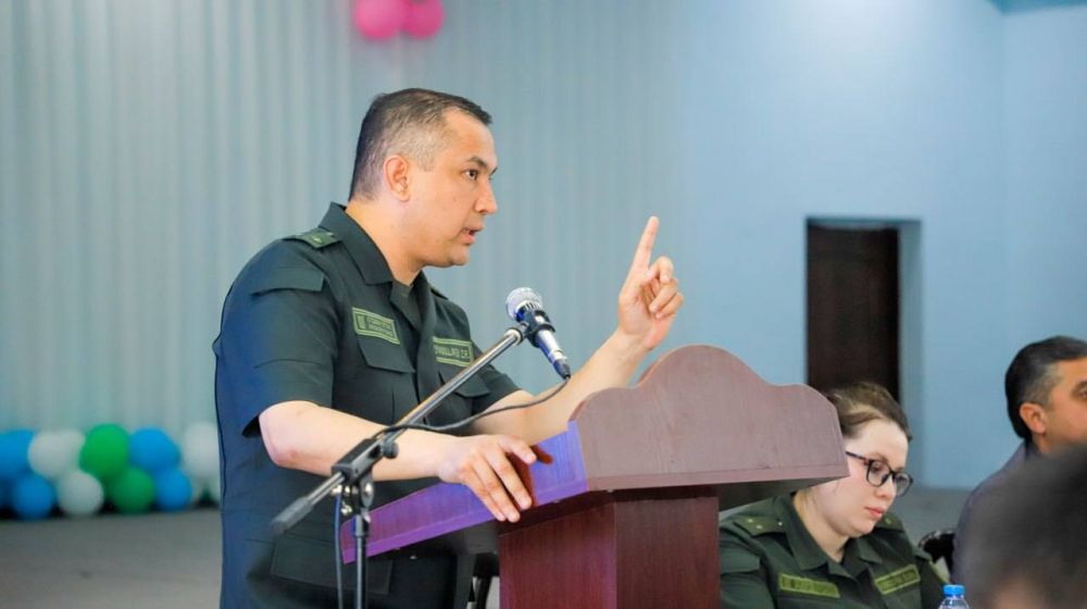 Ikki ayol, bir erkak porno onlayn Porno sex qiz mini yubka va qizil paypoq